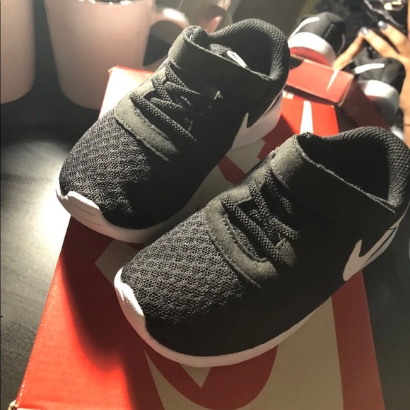 Nike shoes size 9c - Picture 3 of 4